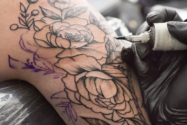 Schwarz Weiss Tattoo wird in Bonn gestochen