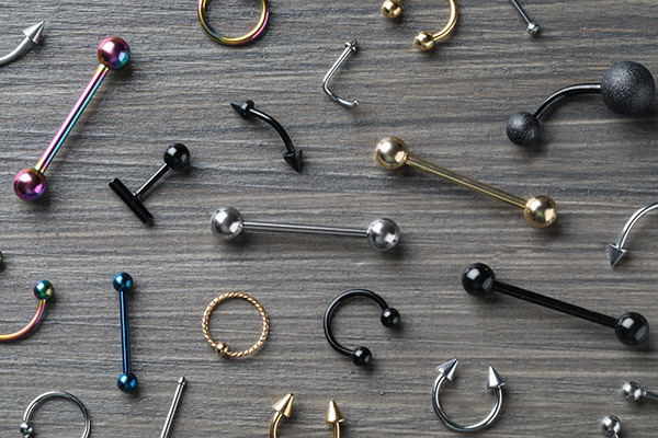 Piercings aus verschiedenen Materialien
